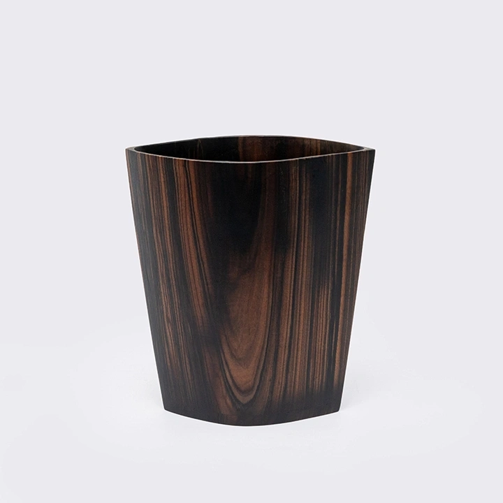 Rotating view highlighting the vase's features.