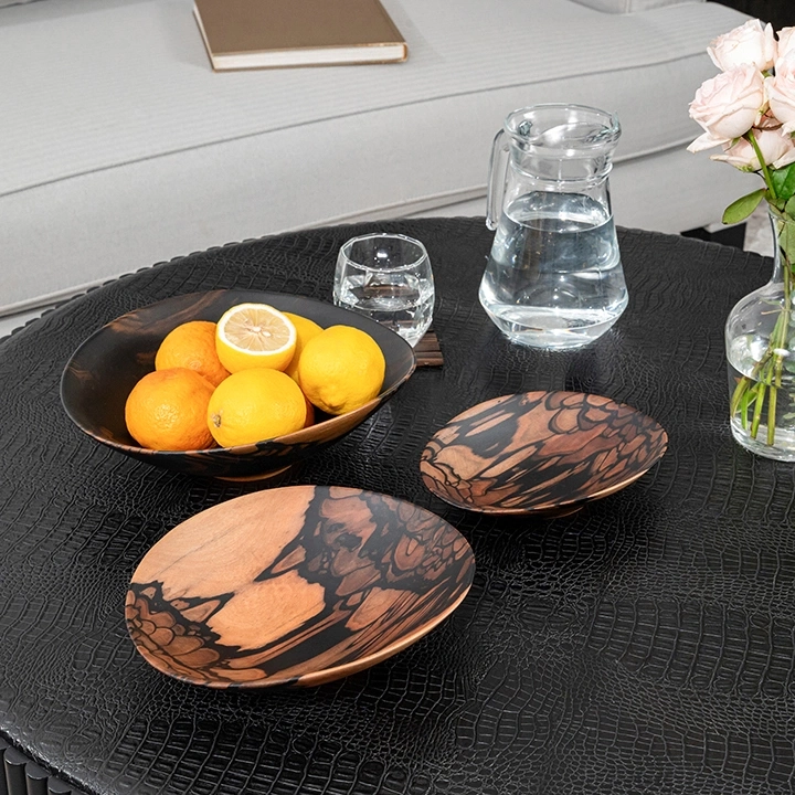 Rotating view highlighting the bowl's features.