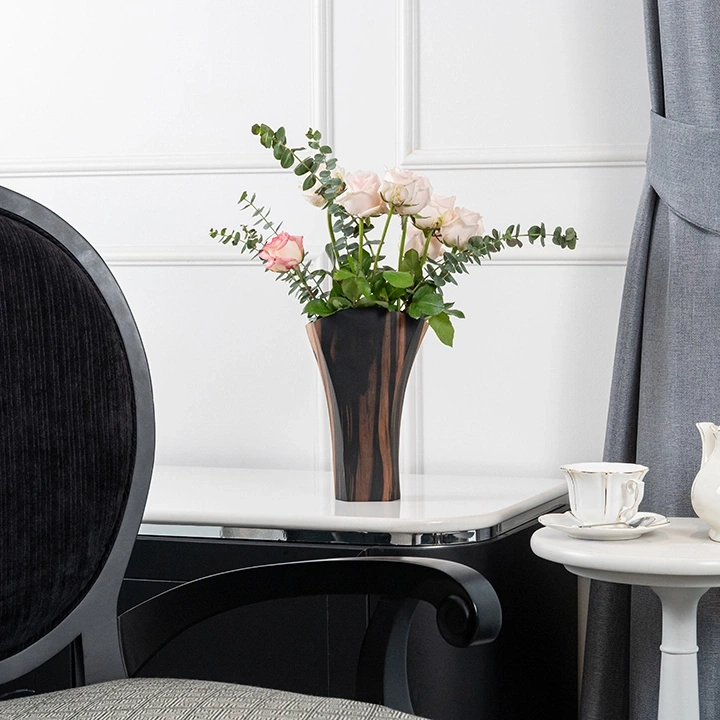 Rotating view highlighting the vase's features.