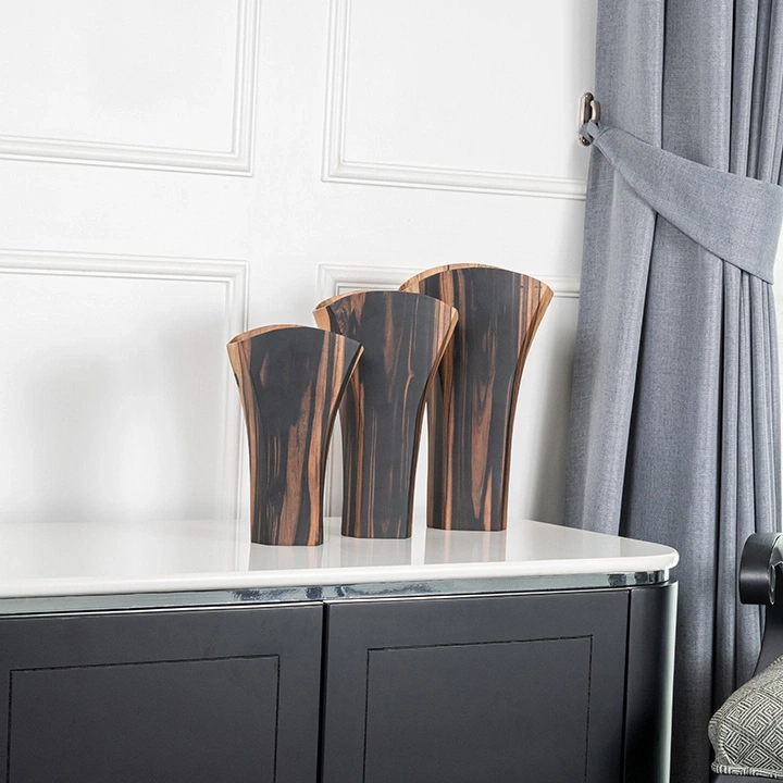 Rotating view highlighting the vase's features.