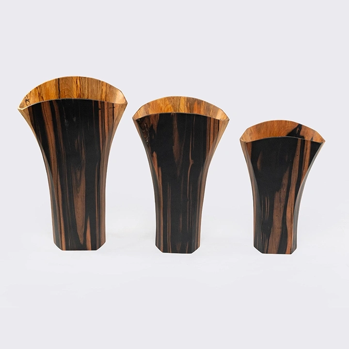 Rotating view highlighting the vase's features.