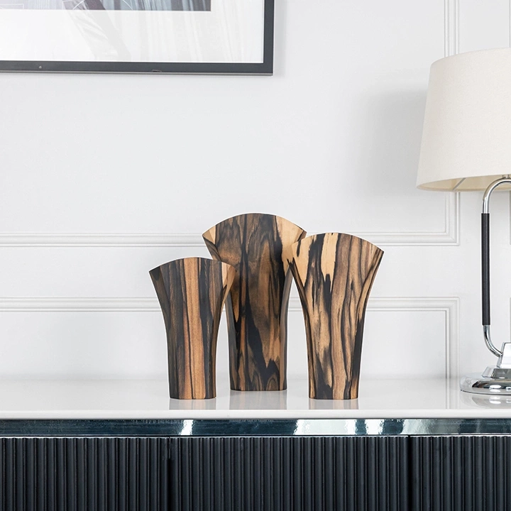 Rotating view highlighting the vase's features.