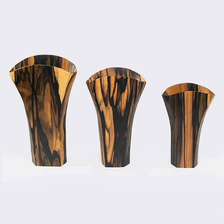 Rotating view highlighting the vase's features.