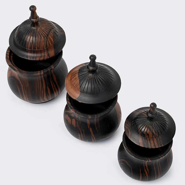 Rotating view highlighting the jar's features.