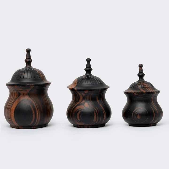 Rotating view highlighting the jar's features.