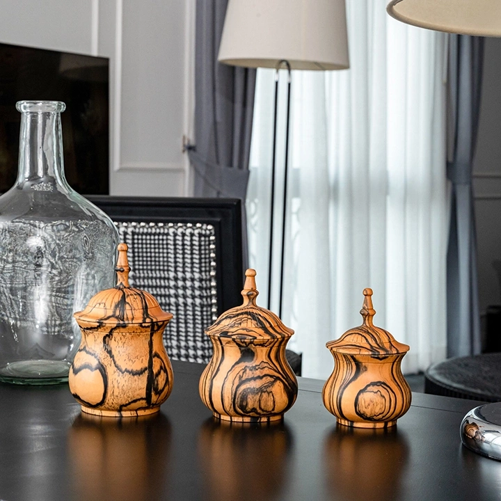 Rotating view highlighting the jar's features.