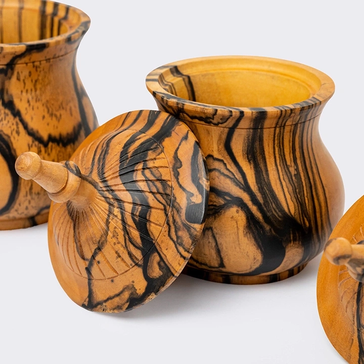 Rotating view highlighting the jar's features.