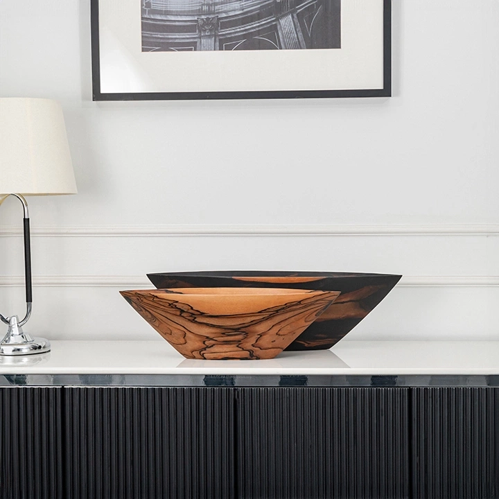 Rotating view highlighting the bowl's features.