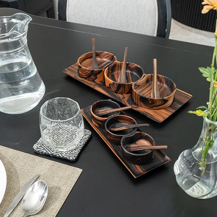 Rotating view highlighting the condiment's features.