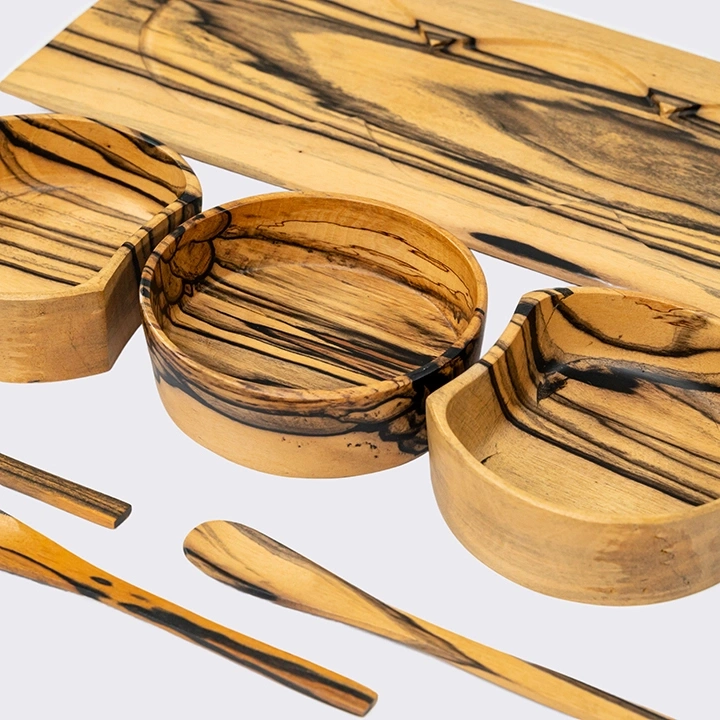 Rotating view highlighting the condiment's features.