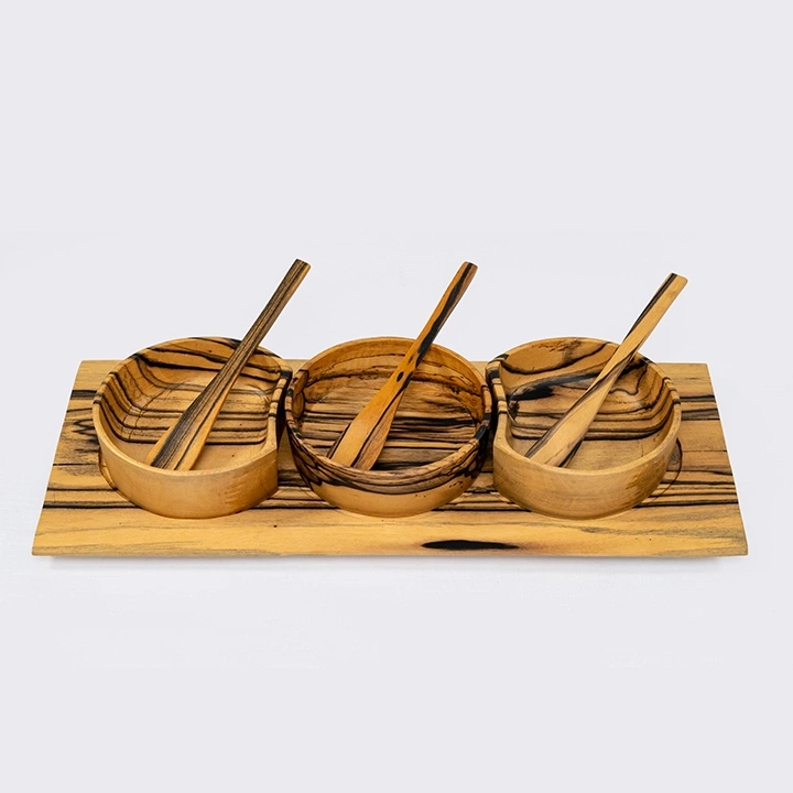 Rotating view highlighting the condiment's features.