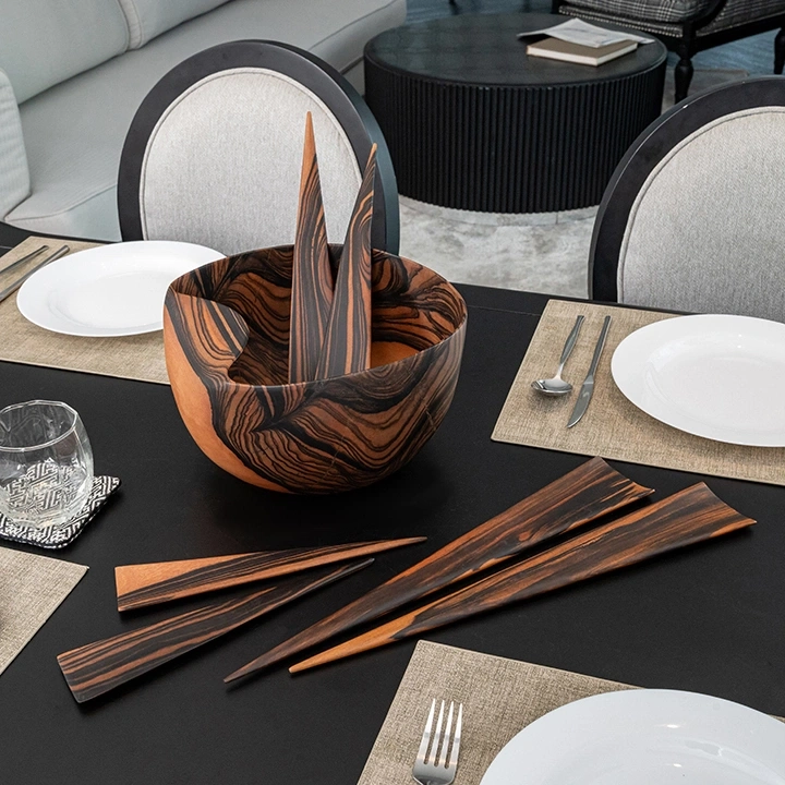 Rotating view highlighting the server's features