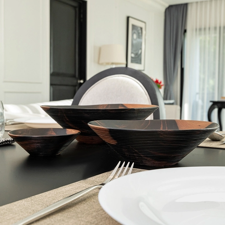 Rotating view highlighting the bowl's features.