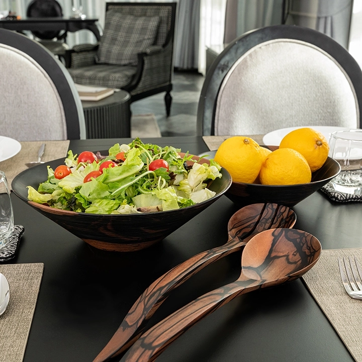 Rotating view highlighting the bowl's features.