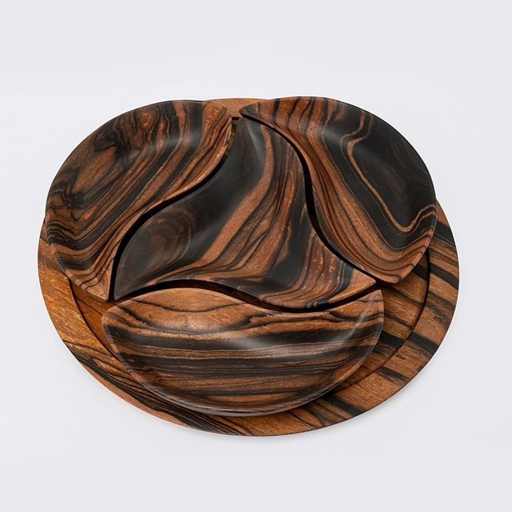 Rotating view highlighting the condiment's features.