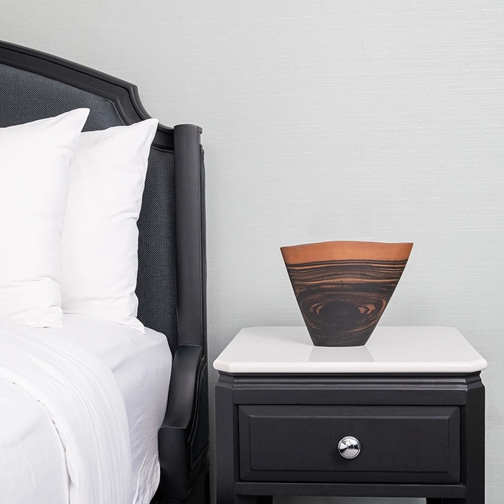 Rotating view highlighting the vase's features.