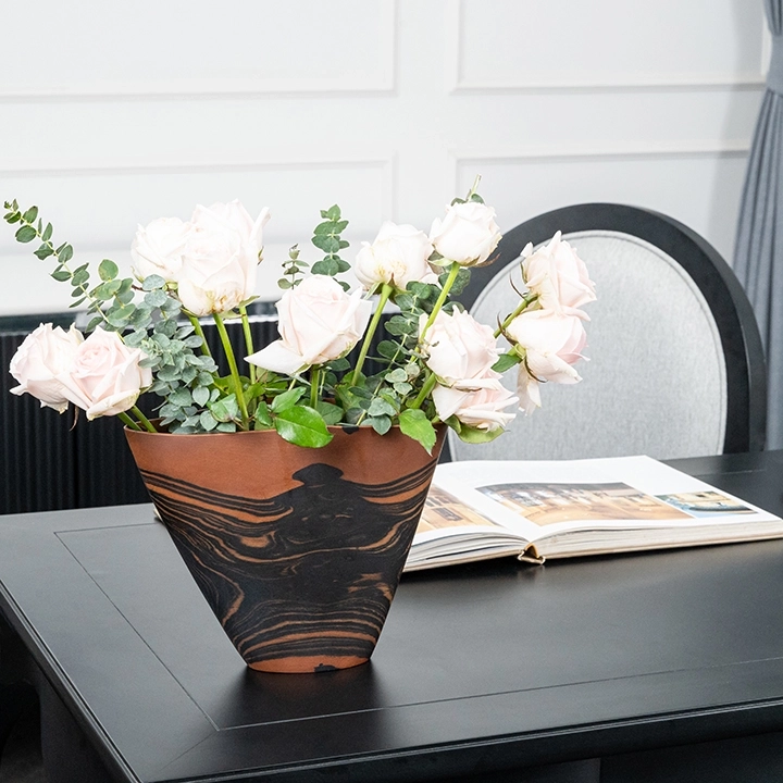 Rotating view highlighting the vase's features.