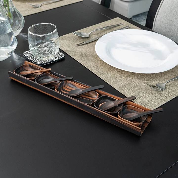 Rotating view highlighting the condiment's features.