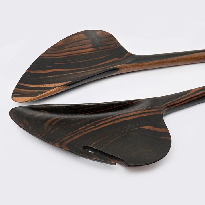 Detail picture of the salad serverStudio picture of the salad server