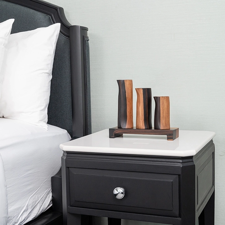 Rotating view highlighting the vase's features.