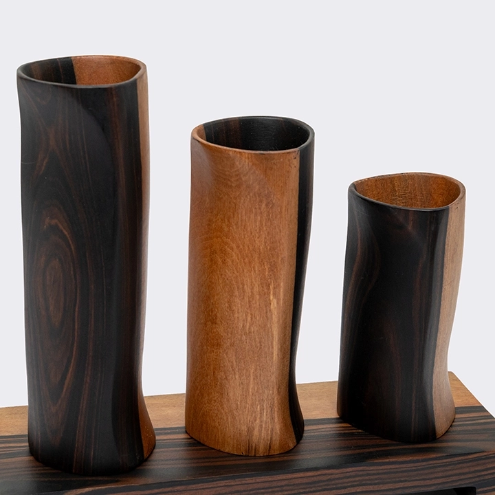 Rotating view highlighting the vase's features.