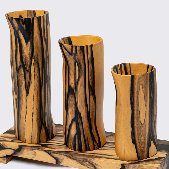 Rotating view highlighting the vase's features.