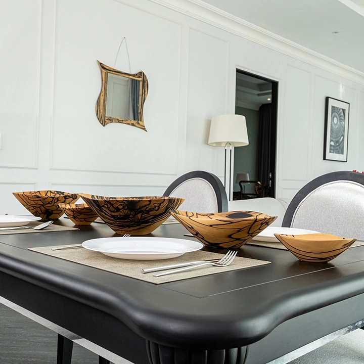 Rotating view highlighting the bowl's features.