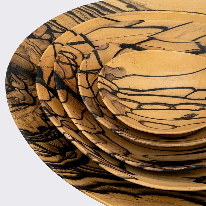 Rotating view highlighting the bowl's features.