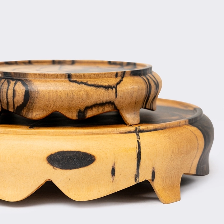 Detail studio picture of the round stand for Buddha set.2