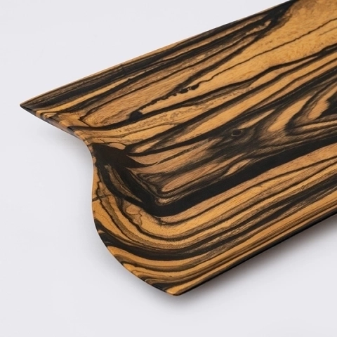 Detail studio picture of the wavy platter