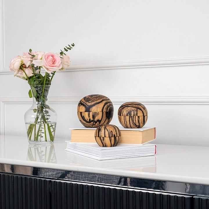  Rotating view highlighting the box's features.