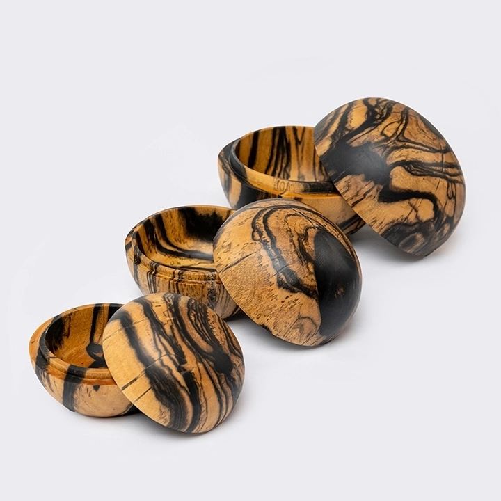  Rotating view highlighting the box's features.