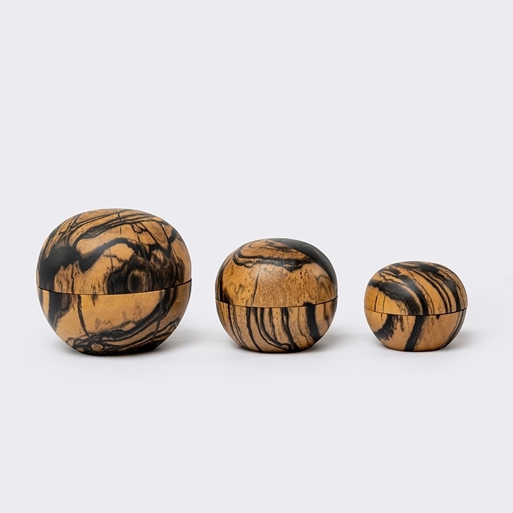  Rotating view highlighting the box's features.