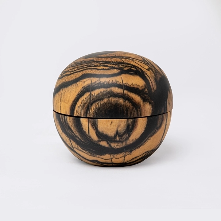  Rotating view highlighting the box's features.