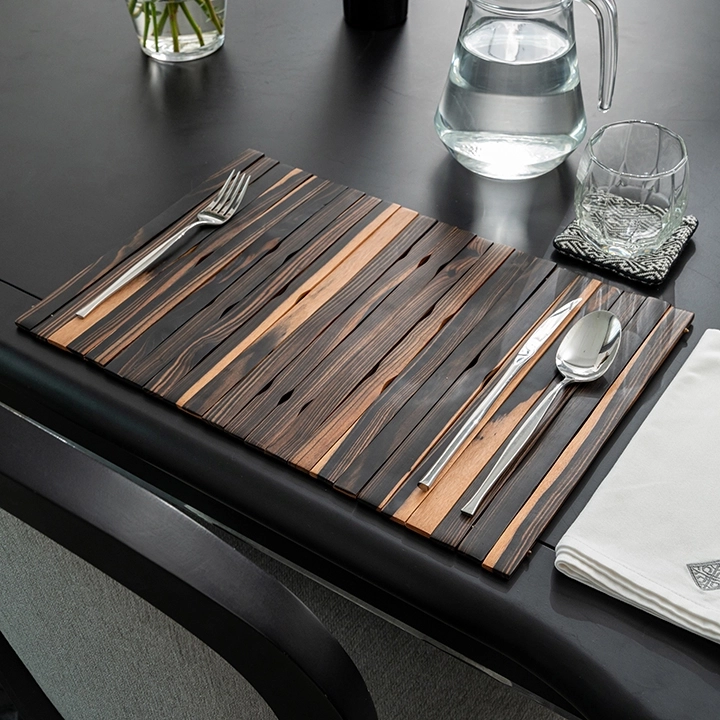 Rotating view highlighting the placemat's features.