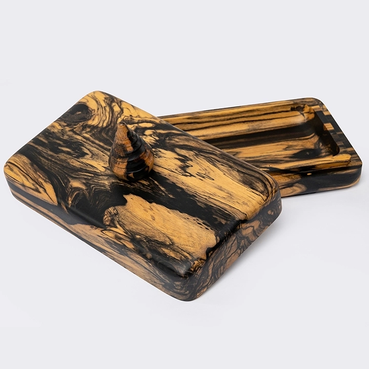 Rotating view highlighting the box's features.