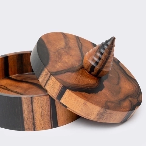 Close-up view of the boxe's details.