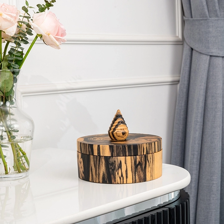 Rotating view highlighting the box's features.