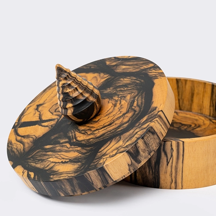 Close-up view of the boxe's details.