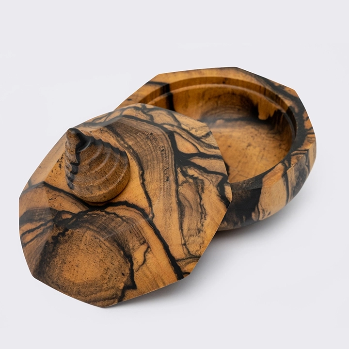 Rotating view highlighting the box's features.