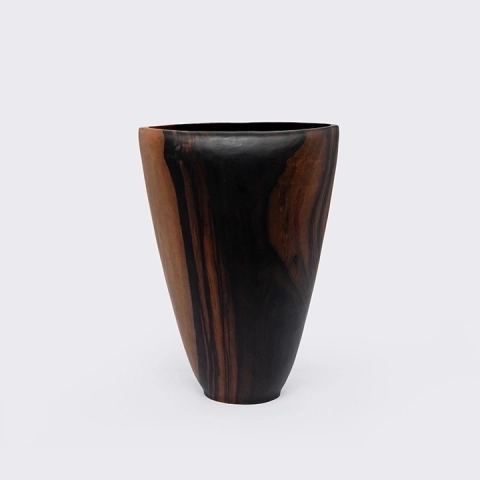 Studio picture of the Oval Curved Edge Vase
