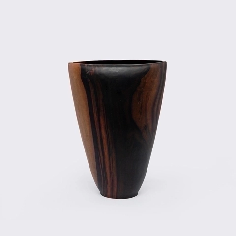 Studio picture of the Oval Curved Edge Vase