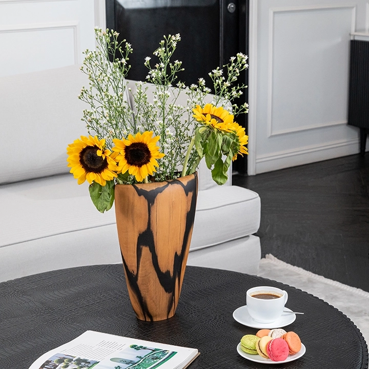 Rotating view highlighting the vase's features