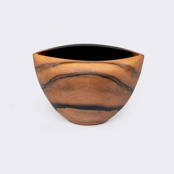 Rotating view highlighting the bowl's features.