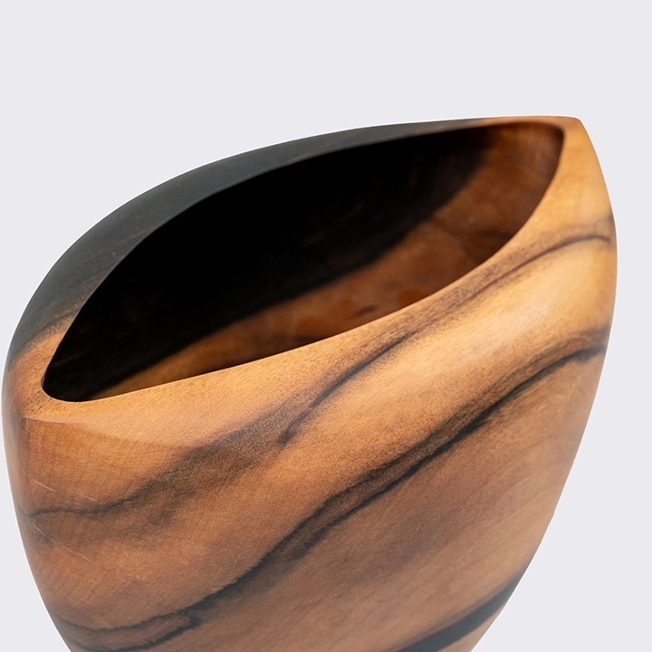 Detail studio picture of the Oval Curved Edge bowl