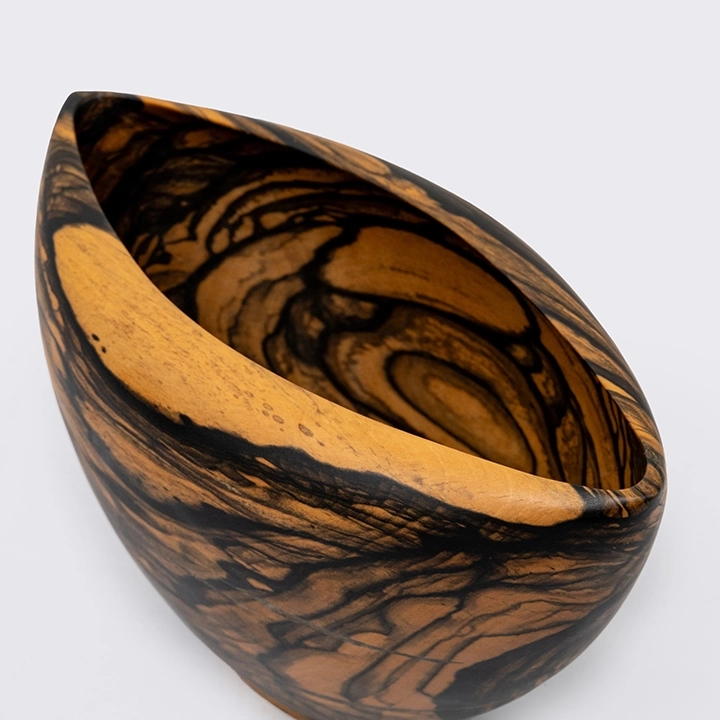 Detail studio picture of the Oval Curved Edge bowl