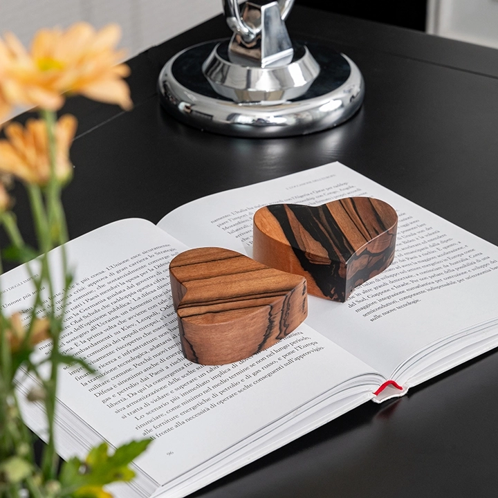 Studio picture of the the Paperweight - Design Heart