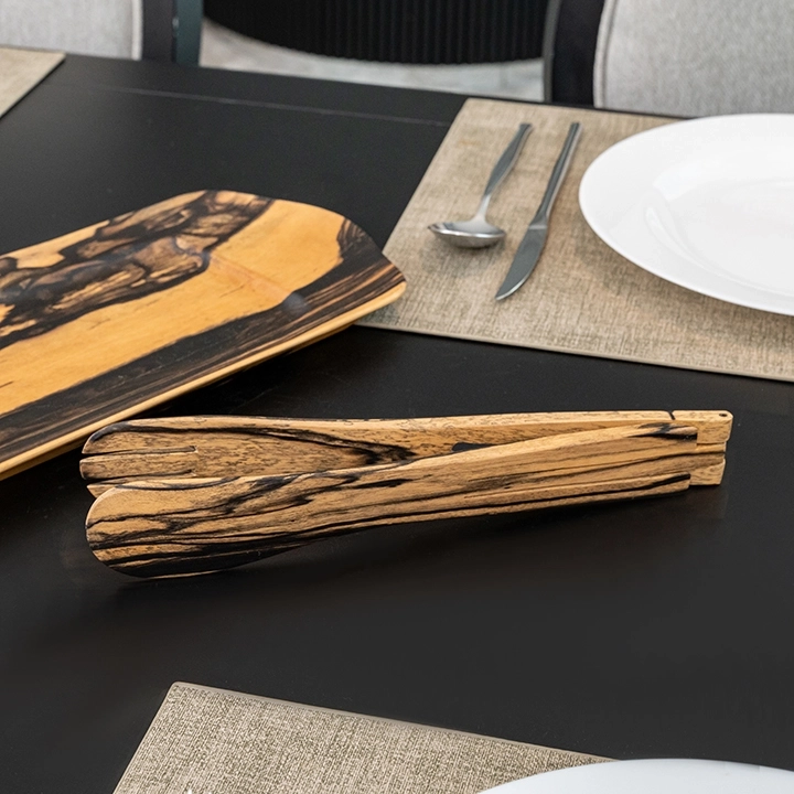 Detail studio picture of the Tongs