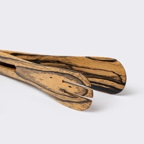 Detail studio picture of the Tongs