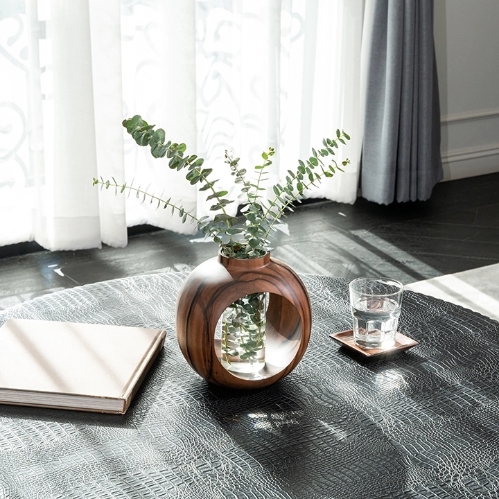 Rotating view highlighting the vase's features.